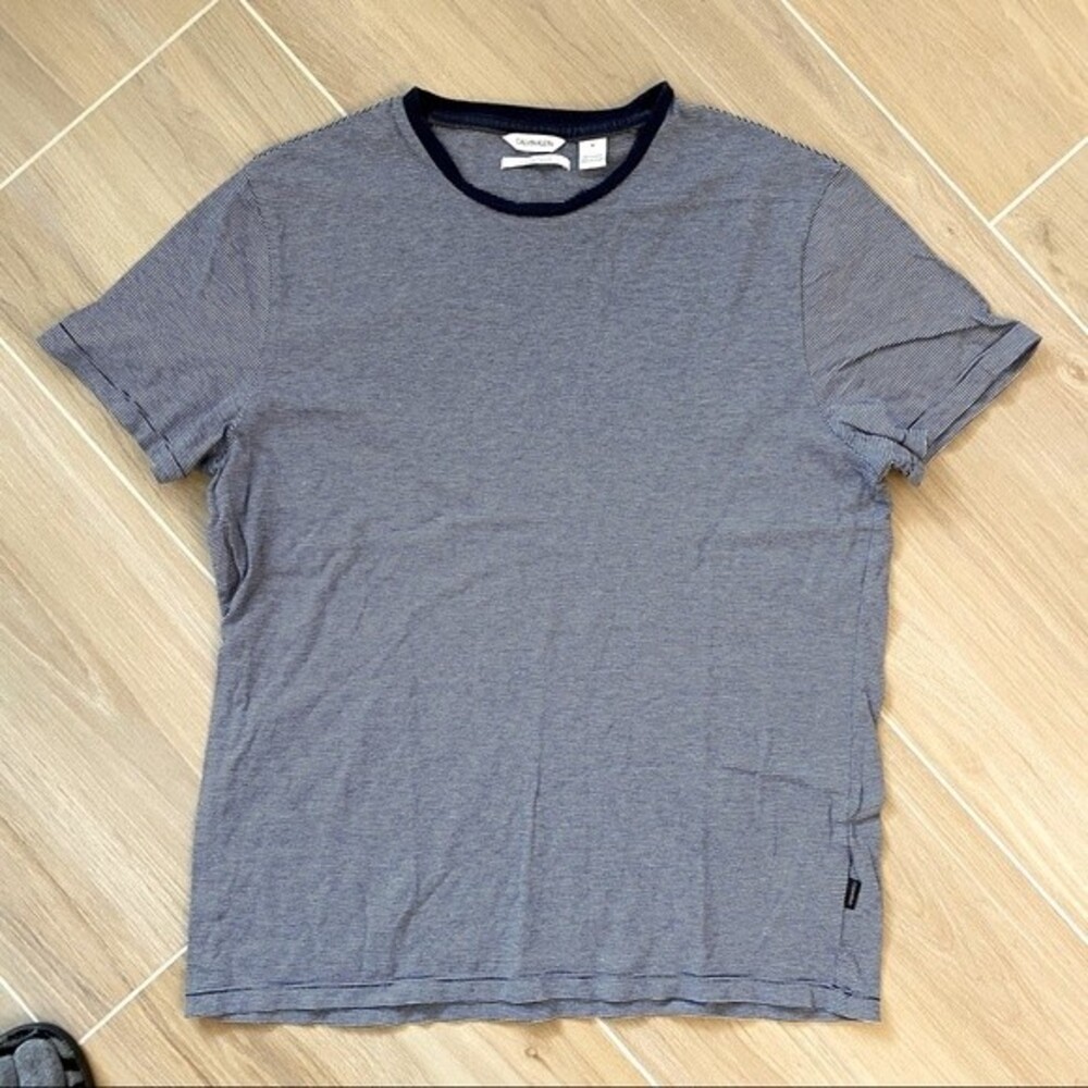 CALVIN KLEIN~LIQUID TOUCH~STRIPED SHORT SLEEVE TEE SHIRT~MEDIUM